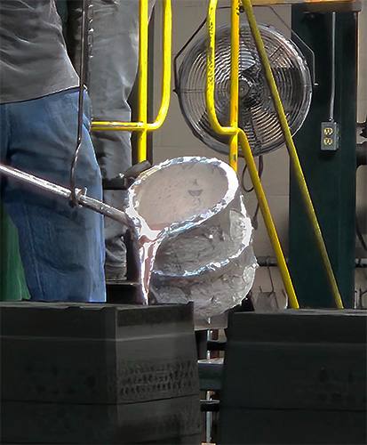 pouring aluminum